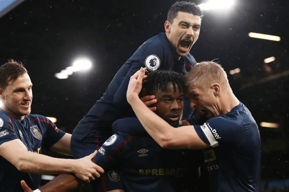 Obrazek newsa : Skandal w Premier League. Zawodnik Burnley trafiony butelką
