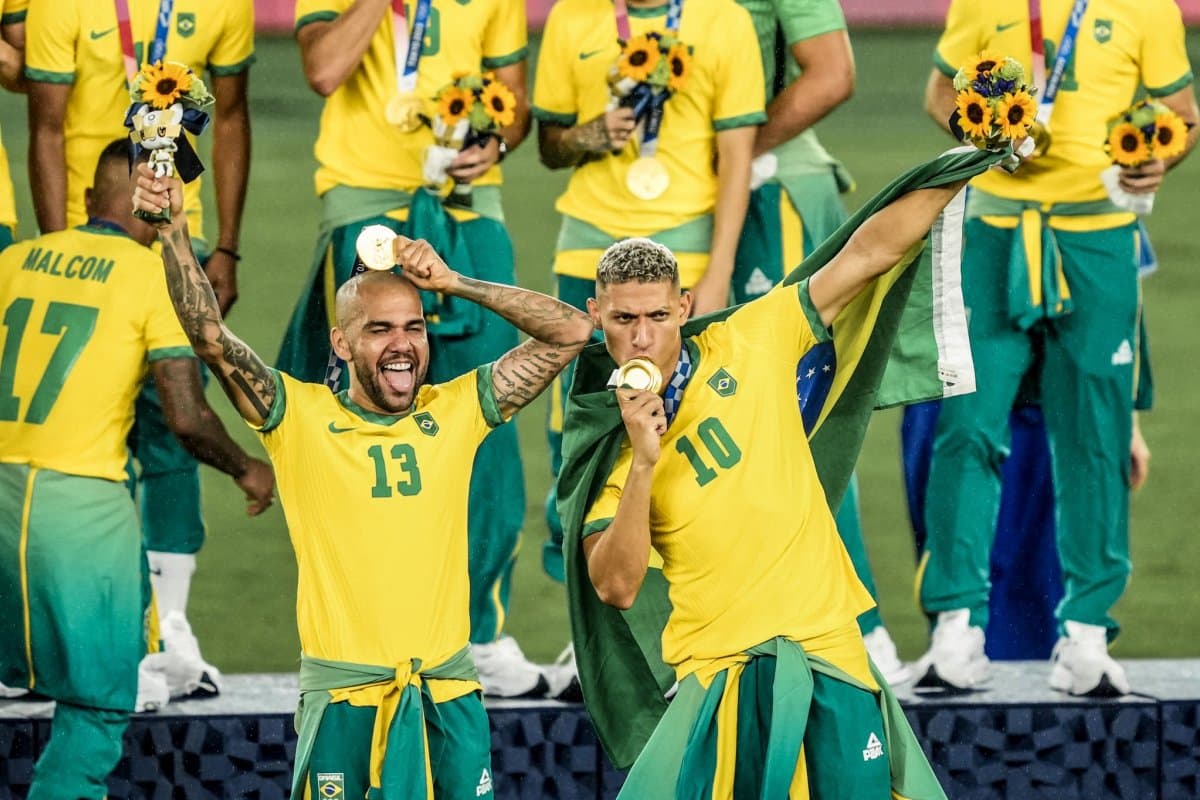 Obrazek newsa : Alves: Jeżeli Barca mnie potrzebuje, wystarczy jeden telefon