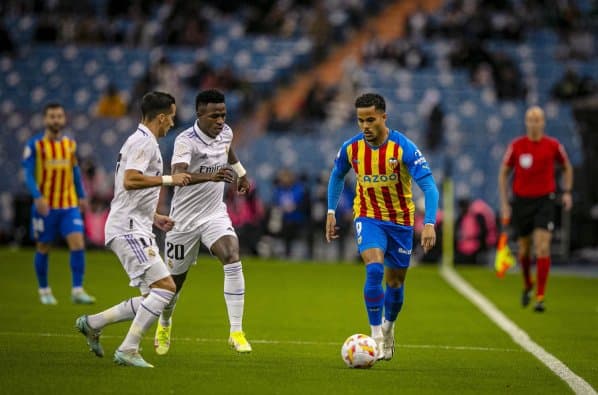 Obrazek newsa : Superpuchar Hiszpanii: Real Madryt z problemami pokonuje Valencię i awansuje do finału