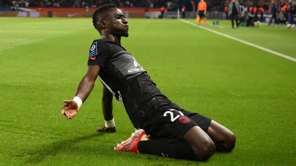 Obrazek newsa : Środkowy pomocnik PSG skreślony przez nowego trenera, ma ofertę z Turcji 