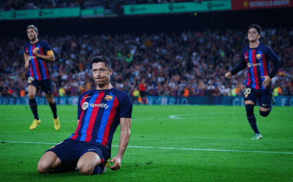Obrazek newsa : Xavi komplementuje Lewandowskiego: Jest nienasycony
