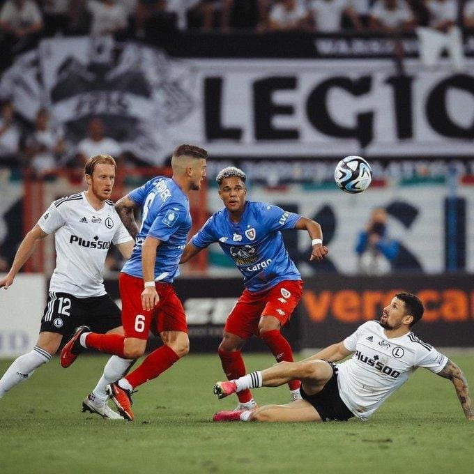 Obrazek newsa : Ekstraklasa: Pogoń i Raków wygrywają, remis i kontrowersje w Gliwicach 