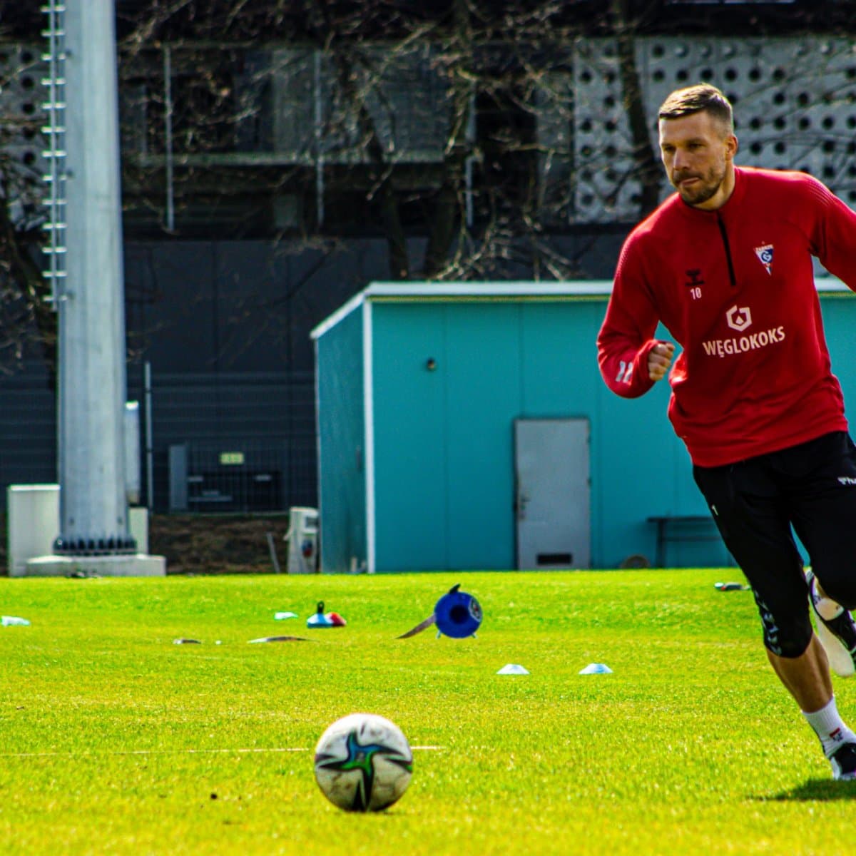 Obrazek newsa : On znowu to zrobił! Piękny gol Podolskiego (Wideo)