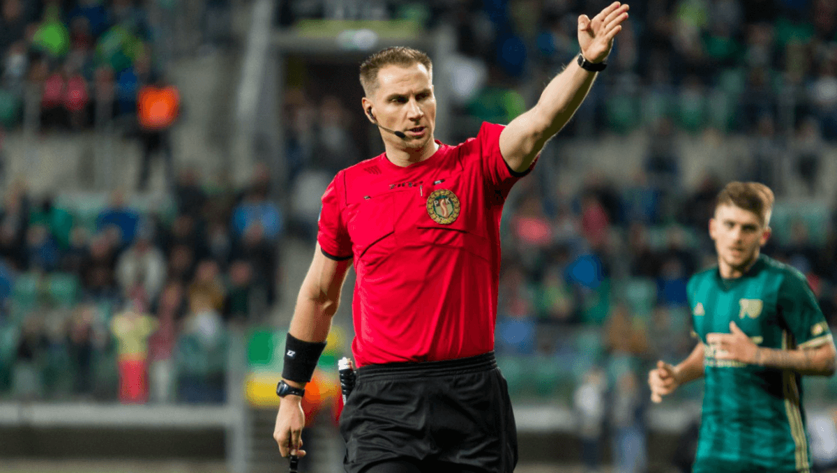 Obrazek newsa : PKO Ekstraklasa: Sędzia przyznaje się do błędu. Pogoń cierpi