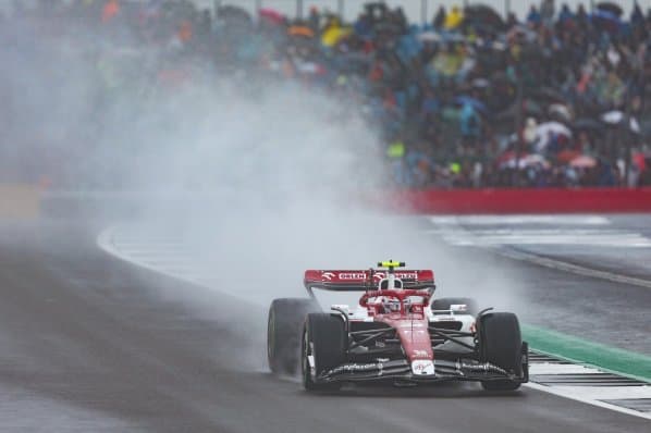 Obrazek newsa : F1: Kraksa przerwała wyścig na Silverstone (Wideo)