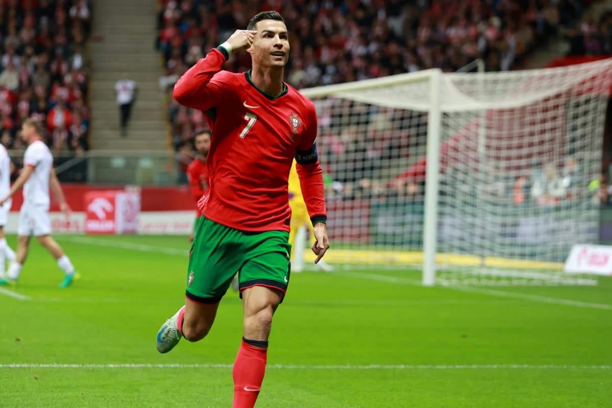 Obrazek newsa : Kibic wbiegł na murawę i zrobił zdjęcie z Cristiano Ronaldo. Poznał wysokość kary