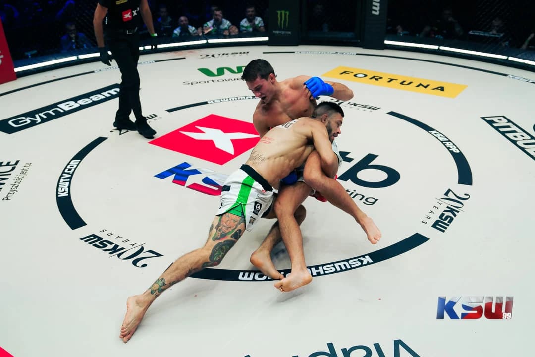 Obrazek newsa : KSW 99: Stefan Vojcak wygrywa z Michalem Martinkiem poprzez TKO w walce wieczoru [WIDEO]