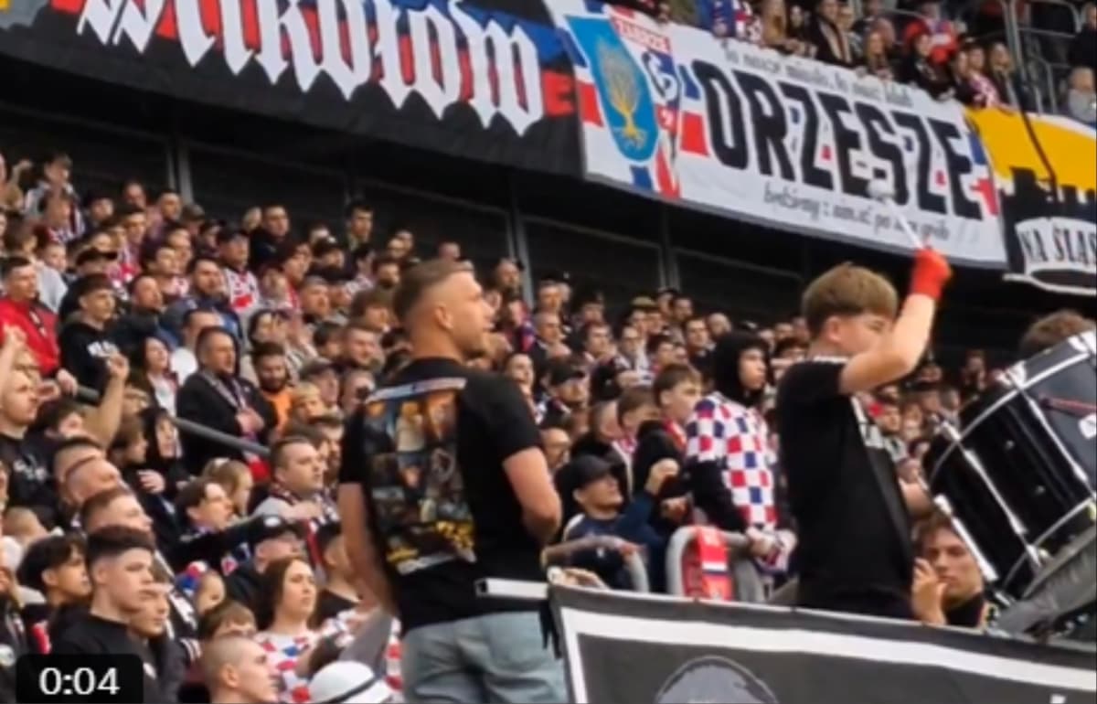 Obrazek newsa : Podolski w sektorze najbardziej zagorzałych kibiców Górnika Zabrze. Prowadził doping [WIDEo]
