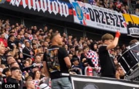 Podolski w sektorze najbardziej zagorzałych kibiców Górnika Zabrze. Prowadził doping [WIDEO]