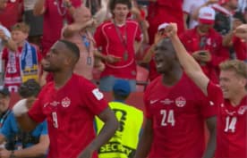 Gol w 78. minucie uratował gospodarzy MŚ! Sensacja była o krok [WIDEO]