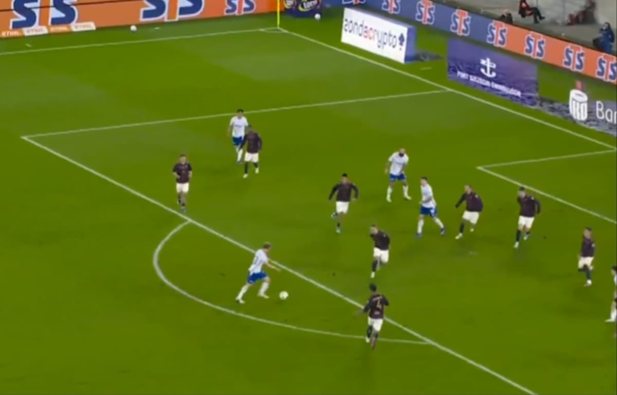 Obrazek newsa : Lech Poznań powiększył swoją przewagę na szczycie tabeli. Pogoń Szczecin w tarapatach [WIDEO]