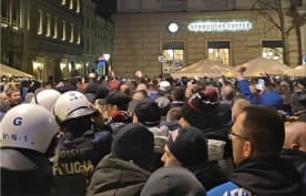 Przemarsz kibiców Lecha Poznań na stadion Wisły Kraków. Byli też fani Cracovii [WIDEO]