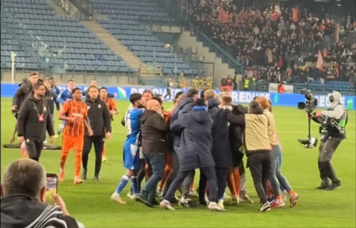 Obrazek newsa : Spięcie piłkarzy Lecha i Szachtara. Posypały się kartki. Frederiksen zabrał głos