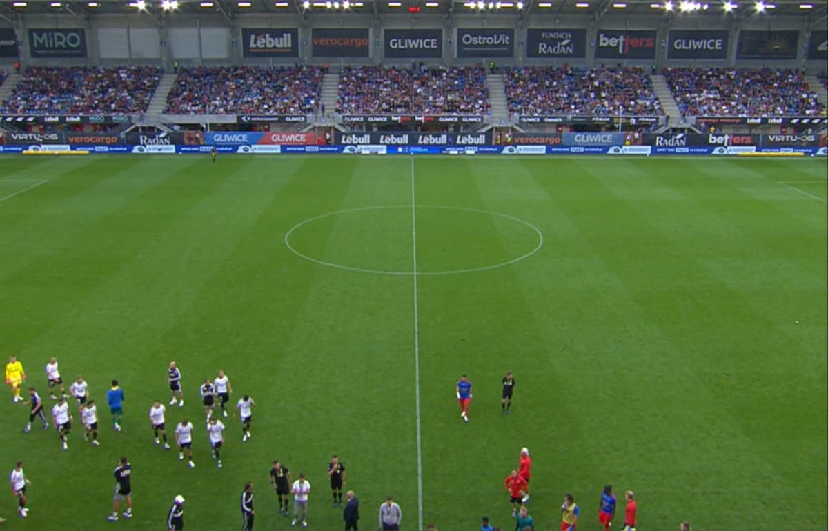 Obrazek newsa : Przerwany mecz Piast Gliwice - Legia Warszawa. Kibic reanimowany na trybunach