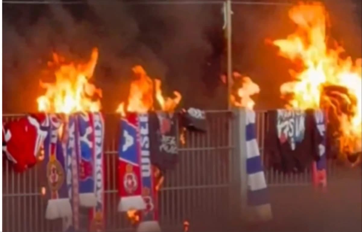 Obrazek newsa : Skandaliczna oprawa Hutnika. Transparenty nienawiści i płonące koszulki Wisły Kraków [WIDEO]