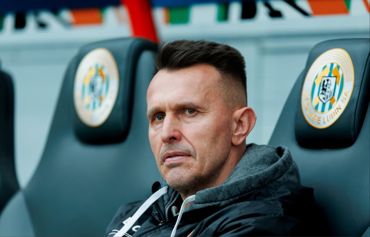 Obrazek newsa : "Cztery błędy w jednej sytuacji". Trener Zagłębia Lubin wypunktował piłkarzy po porażce z Pogonią. Mówił też o problemach zdrowotnych