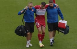 Obrazek news: Koszmar w sparingu. Widzew Łódź stracił kolejnego piłkarza. Nie był w stanie sam opuścić boiska