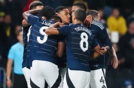 Aston Villa zatrzymuje swoją legendę na dłużej